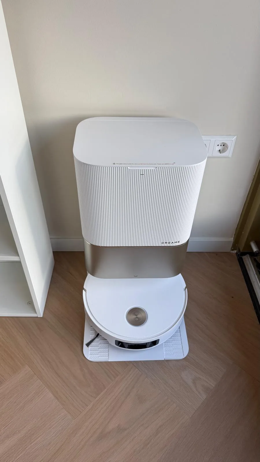 Dreame X50 Ultra Complete in het basisstation op een visgraatvloer