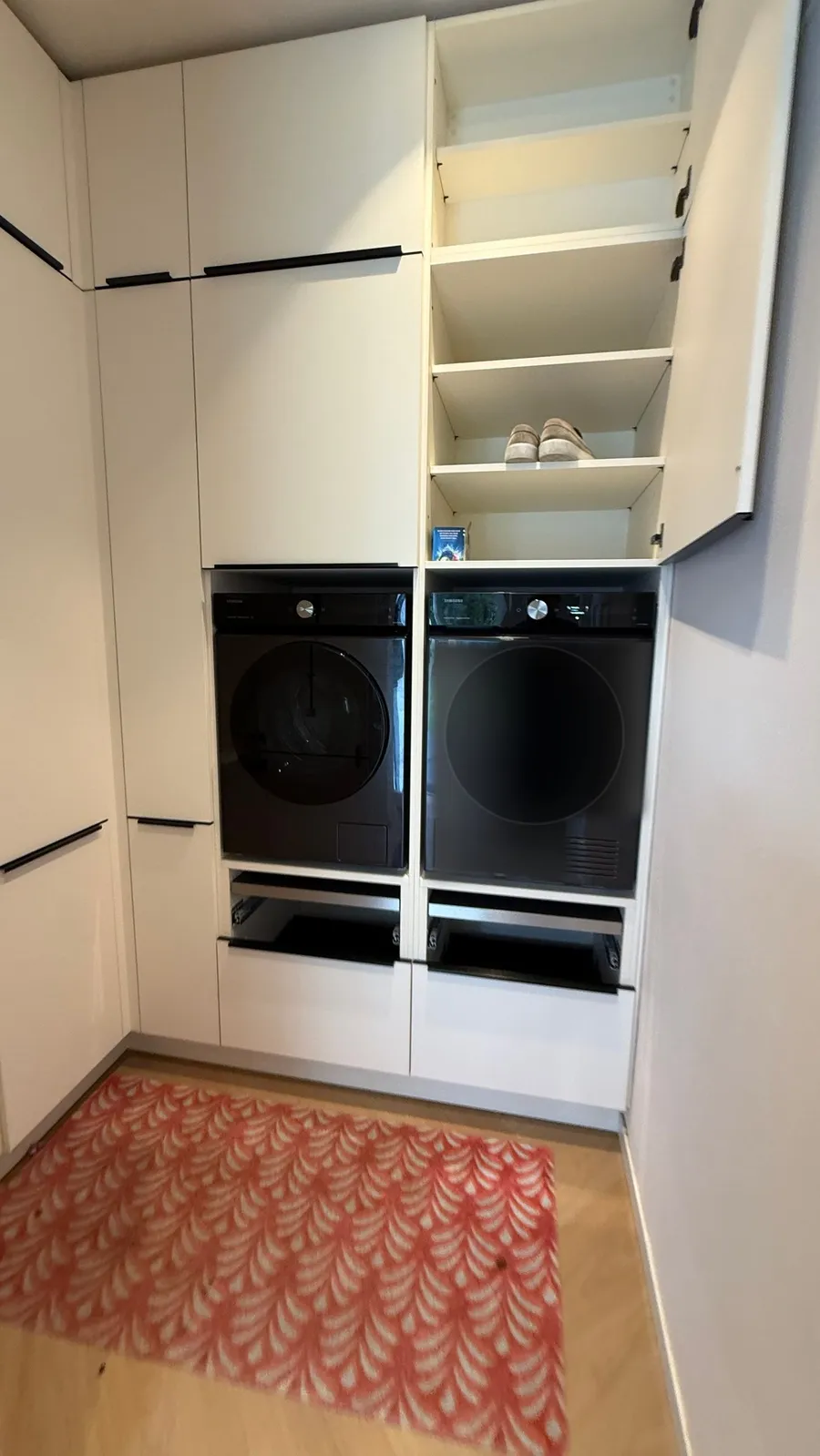 Samsung Bespoke AI-wasmachine en -warmtepompdroger naast elkaar in een inbouwkast op lades